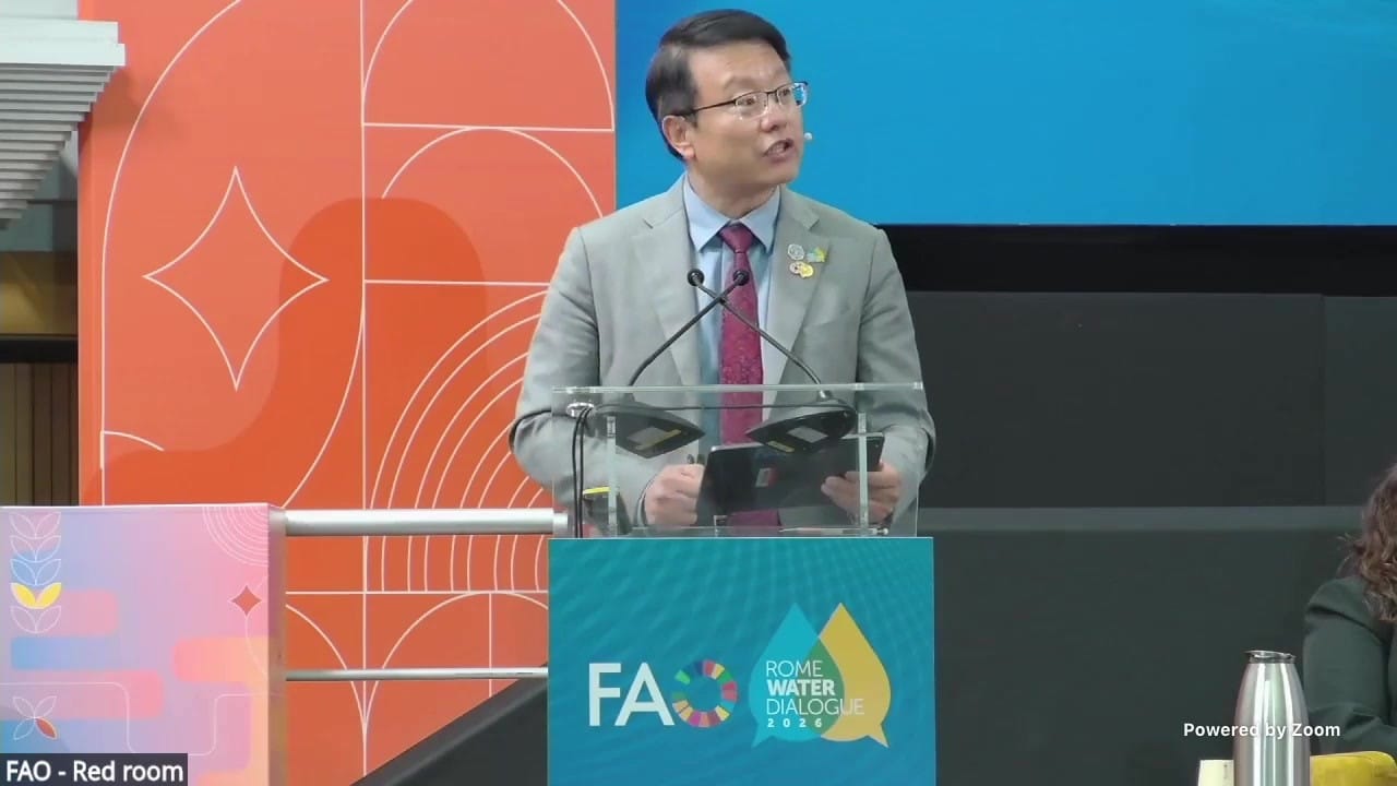 Lifeng Li, Director of FAO's Land and Water Division, delivering closing remarks at the podium