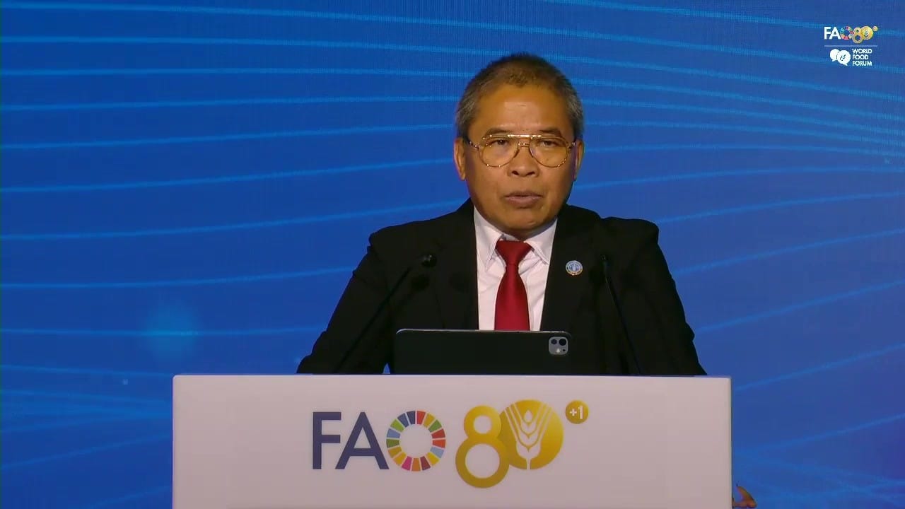 Alue Dohong, FAO Assistant Director-General, speaking at the lectern